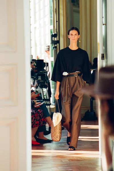 Look 15